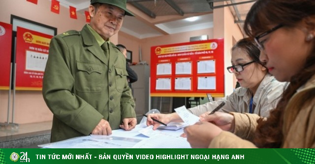 Nguyên Thủ tướng Nguyễn Tấn Dũng đến điểm bầu cử sớm