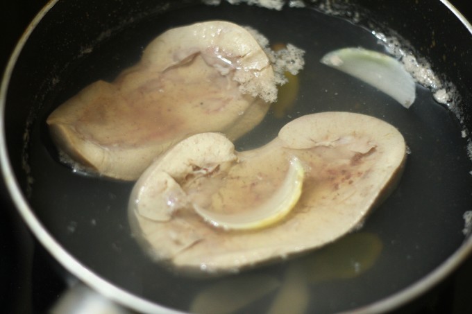 Bóp kỹ cật với nước cốt chanh (hoặc giấm), rượu và gừng đập dập rồi rửa sạch. Đun sôi nồi nước, cho cật vào trụng sơ, vớt ra rửa sạch.