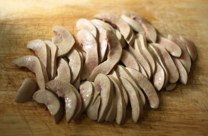 Cắt cật heo thành từng miếng mỏng vừa ăn rồi ướp với chút mắm, muối, hạt tiêu.