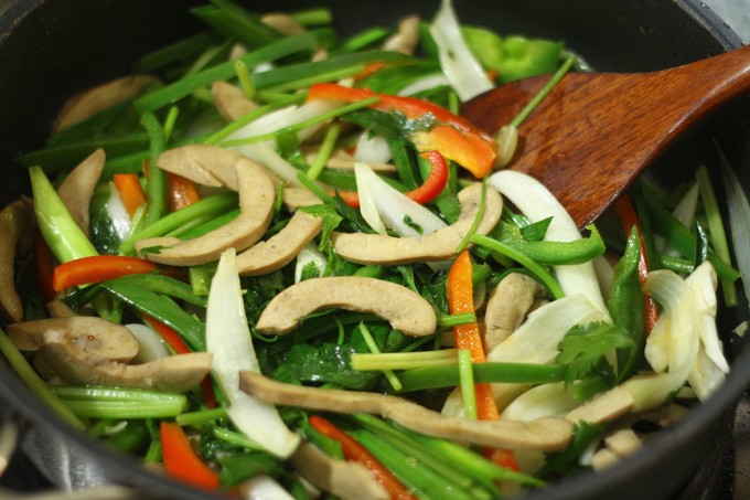 Từ cật heo có thể chế biến thành nhiều món ngon như cật xào hành tây, ớt chuông xanh đỏ hoặc hoa thiên lý, đậu cô ve..