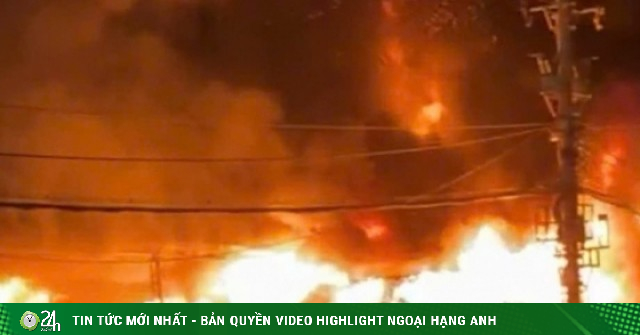 Cháy dữ dội tại cửa hàng kem cạnh Quốc lộ 18, lửa đỏ rực bốc cao