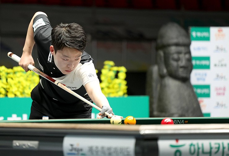 Tay cơ 18 tuổi sở hữu phong thái thi đấu lạnh lùng và điềm tĩnh đến khó tin