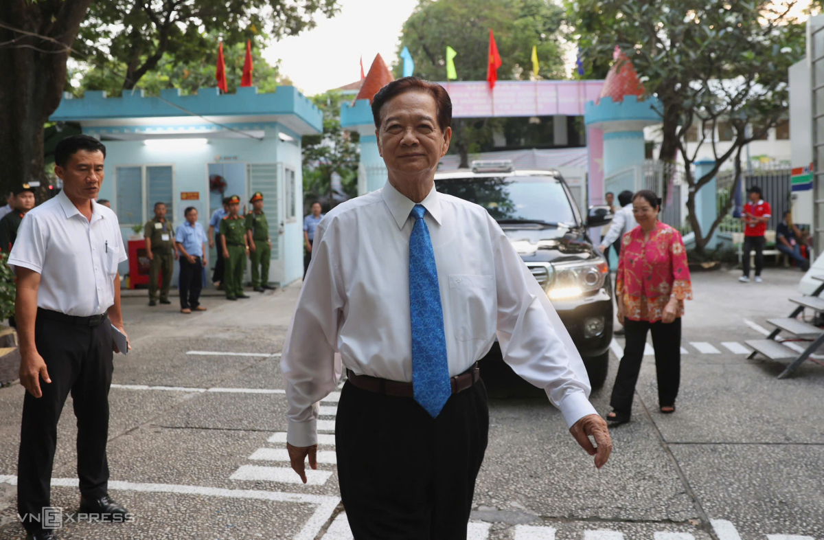 Nguyên Thủ tướng Nguyễn Tấn Dũng có mặt tại điểm bầu cử số 2, phường Xuân Hoà, TP HCM. Ảnh:&nbsp;Quỳnh Trần