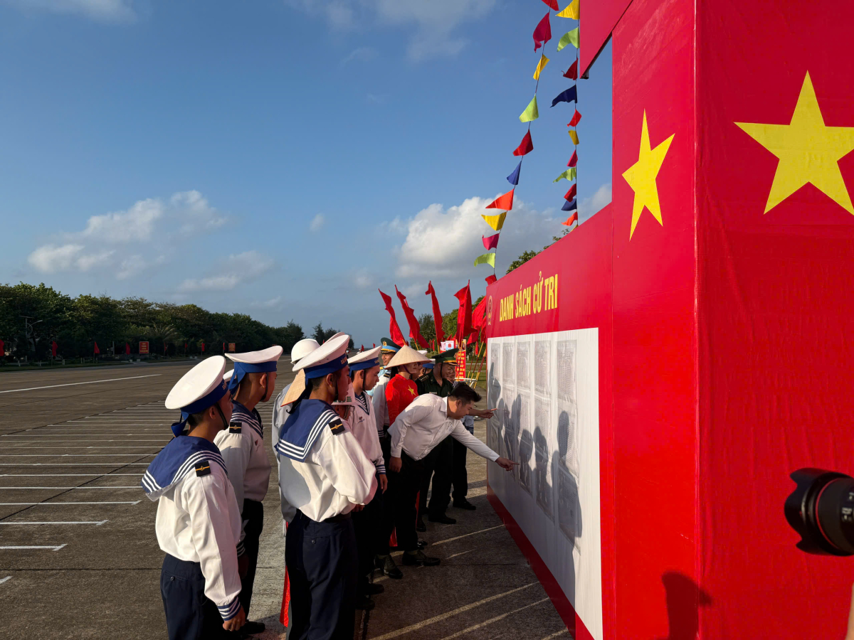 Người dân và cán bộ, chiến sĩ xem danh sách ứng viên ở đảo Trường Sa trước khi bỏ phiếu. Ảnh:&nbsp;Minh Bằng