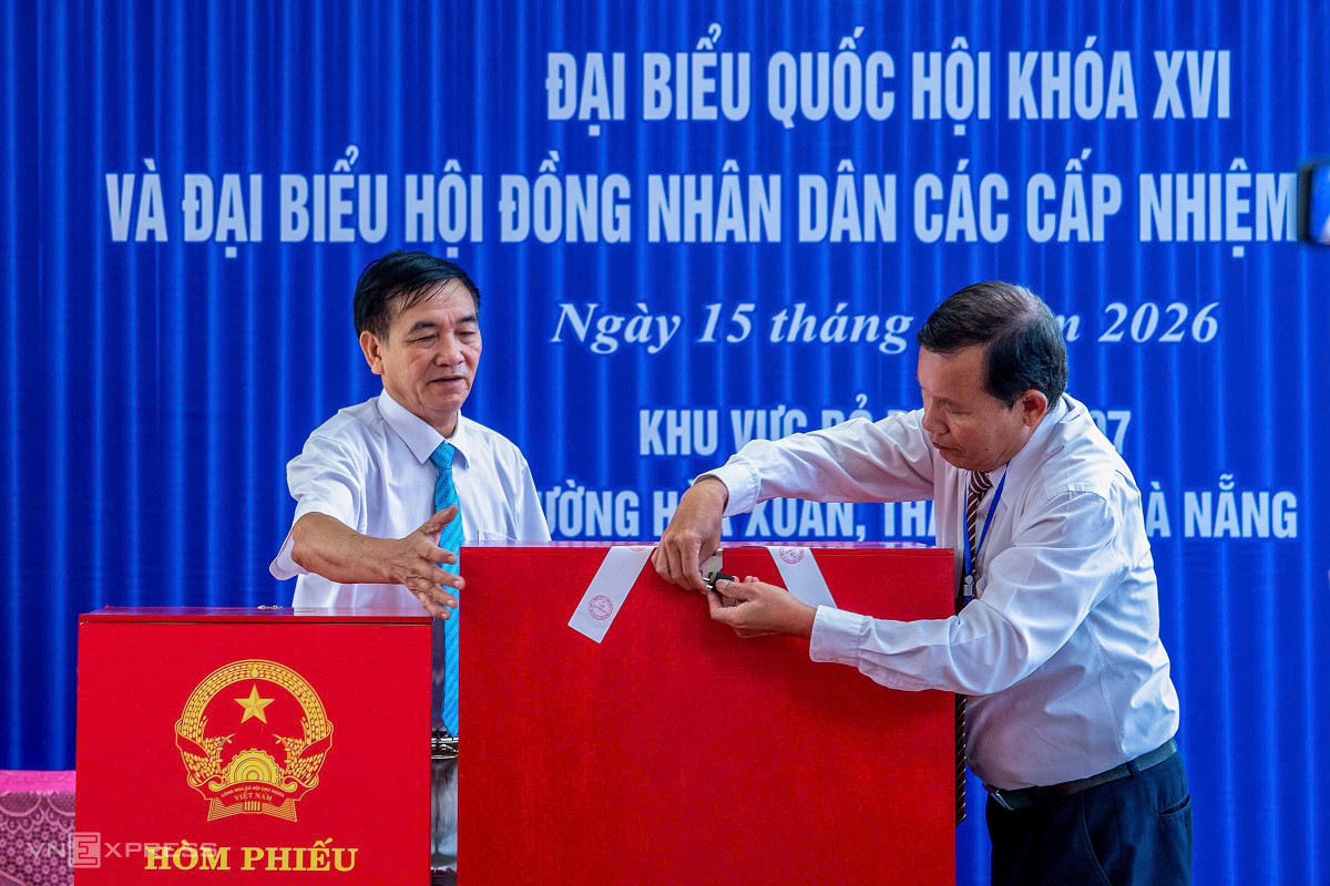 Công tác chuẩn bị tại khu vực bầu cử số 7 phường Hòa Xuân trước khi khai mạc bầu cử. Ảnh:&nbsp;Nguyễn Đông