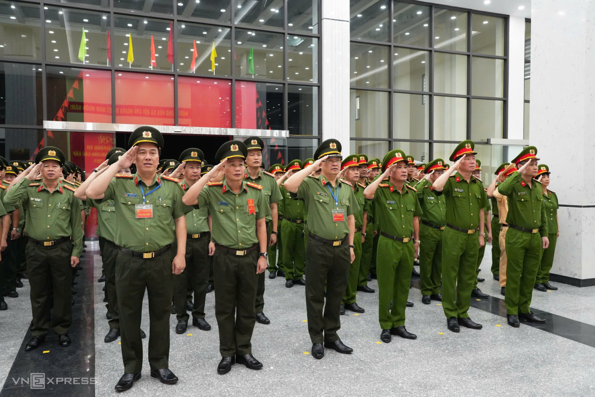 Nguyên Thủ tướng Nguyễn Tấn Dũng đến điểm bầu cử sớm - 7