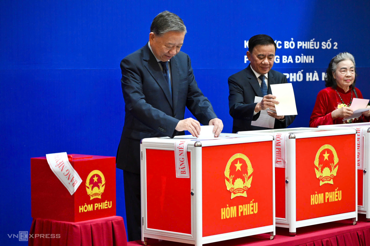Tổng Bí thư Tô Lâm và Thường trực Ban Bí thư Trần Cẩm Tú bỏ phiếu bầu cử. Ảnh:&nbsp;Giang Huy