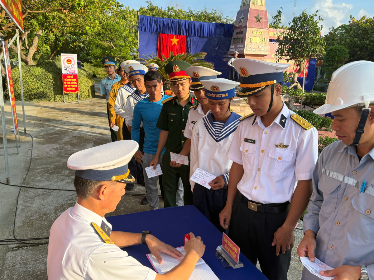 Lãnh đạo Đảng, Nhà nước cùng người dân bỏ phiếu bầu cử - 8