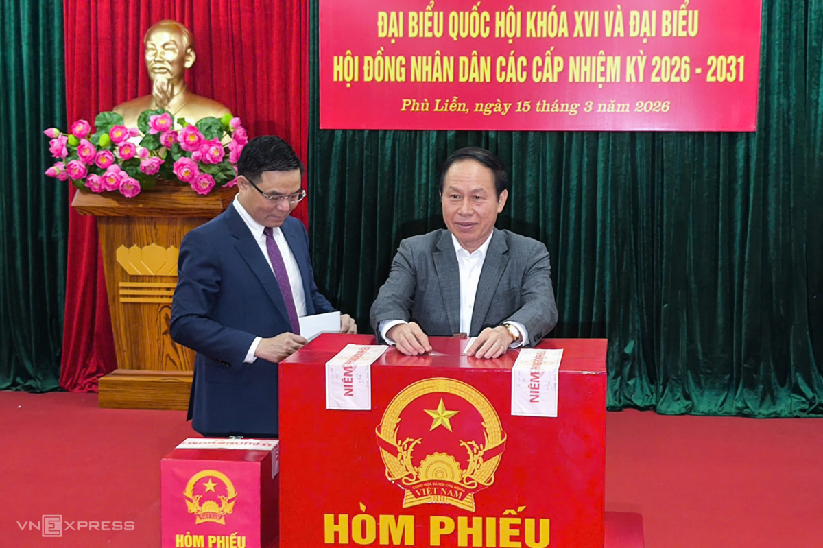 Bí thư Thành ủy Hải Phòng Lê Tiến Châu và quyền Bộ trưởng Công Thương Lê Mạnh Hùng bỏ phiếu bầu cử. Ảnh:&nbsp;Lê Tân