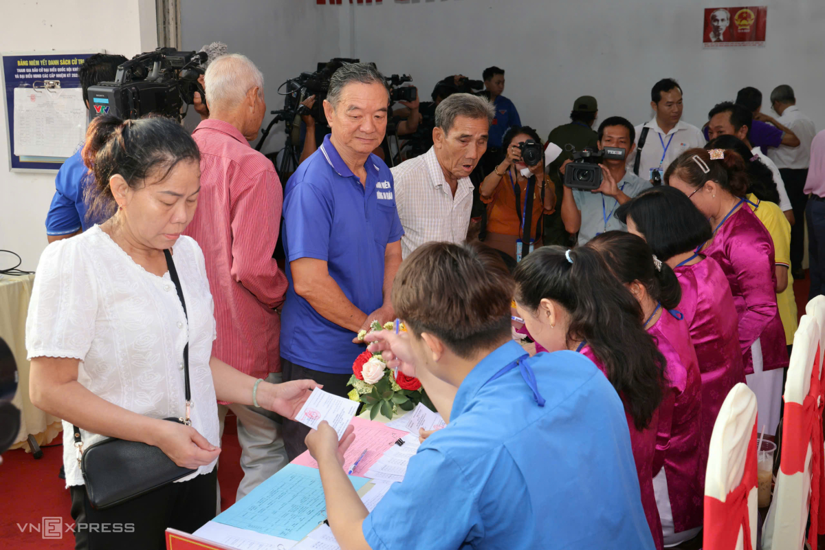 Lãnh đạo Đảng, Nhà nước cùng người dân bỏ phiếu bầu cử - 2