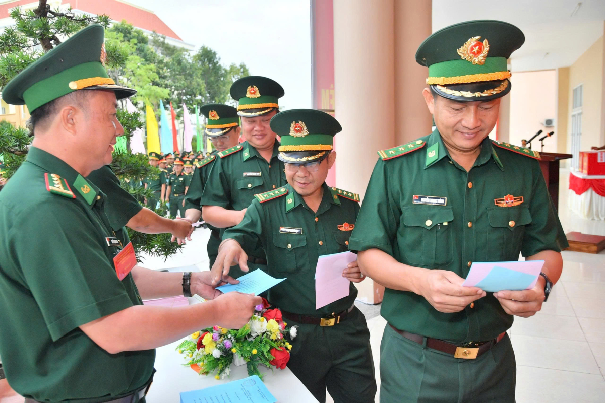 Cử tri bỏ phiếu Bộ Chỉ huy Quân sự tỉnh An Giang. Ảnh:&nbsp;Ngọc Tài