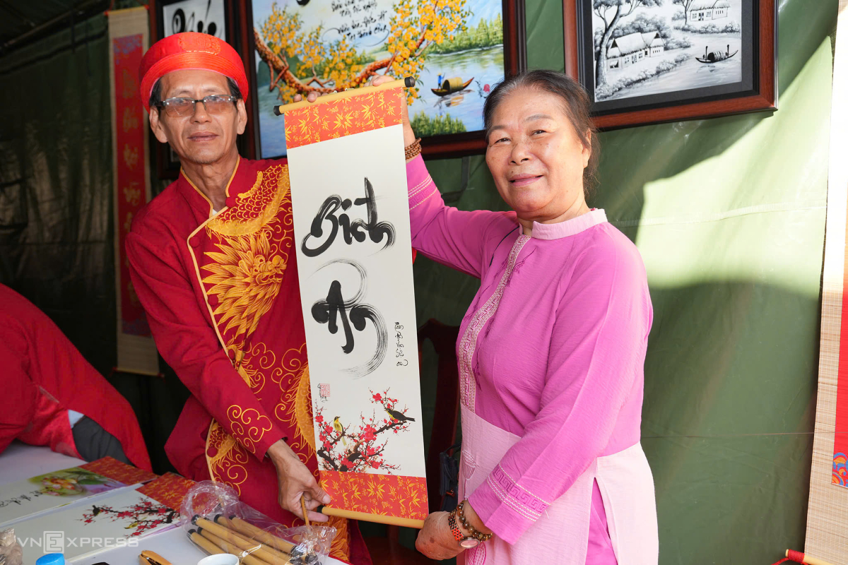 Cử tri được tặng chữ thư pháp sau khi bỏ phiếu. Ảnh:&nbsp;Trường Hà