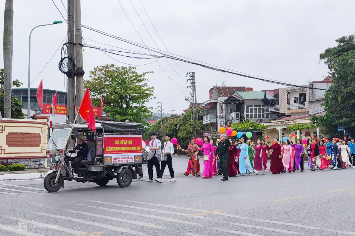 Người dân phường Phú Liễn dậy sớm diễu hành chào mừng ngày bầu cử Quốc hội và HĐND các cấp, sáng 15/3. Ảnh:&nbsp;Lê Tân