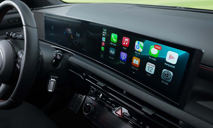 Xe còn được trang bị hệ thống âm thanh Bose 8 loa, cửa sổ trời toàn cảnh, Cruise Control thông minh.