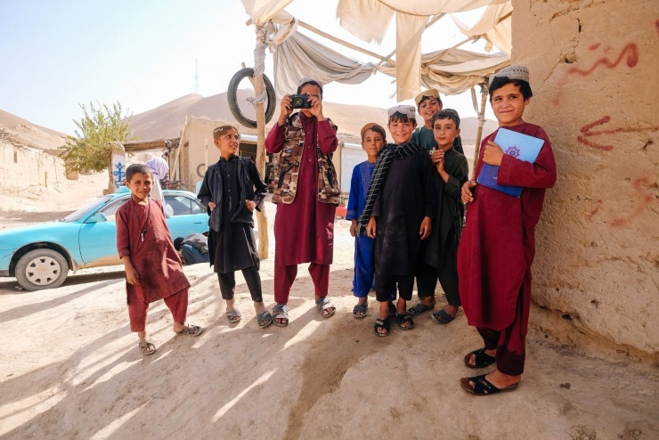 Những bạn nhỏ cặp đôi tình cờ gặp trên đường