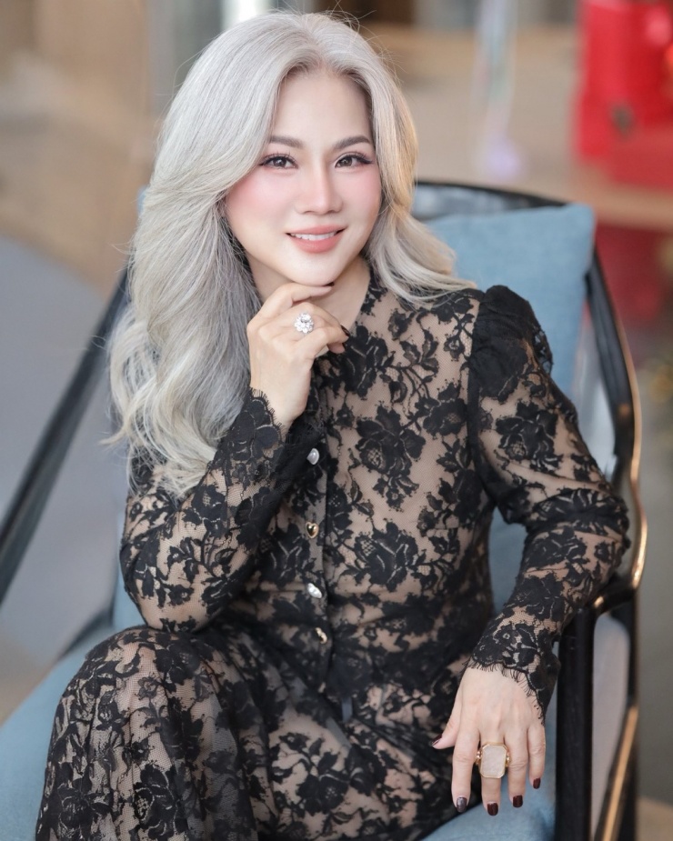 Không chỉ có mái tóc bạc bồng bềnh, Thu Đinh còn gây ấn tượng với nhan sắc và phong cách ăn mặc trẻ trung. Khi hình ảnh chị được chia sẻ trên mạng xã hội, nhiều khán giả nhận xét trông chị như thanh niên ở tuổi 52.