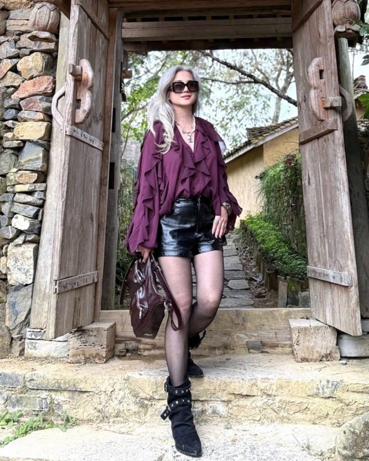 Ở đời thường, người đẹp 52 tuổi mix-match trang phục đa dạng, thể hiện sự cá tính.