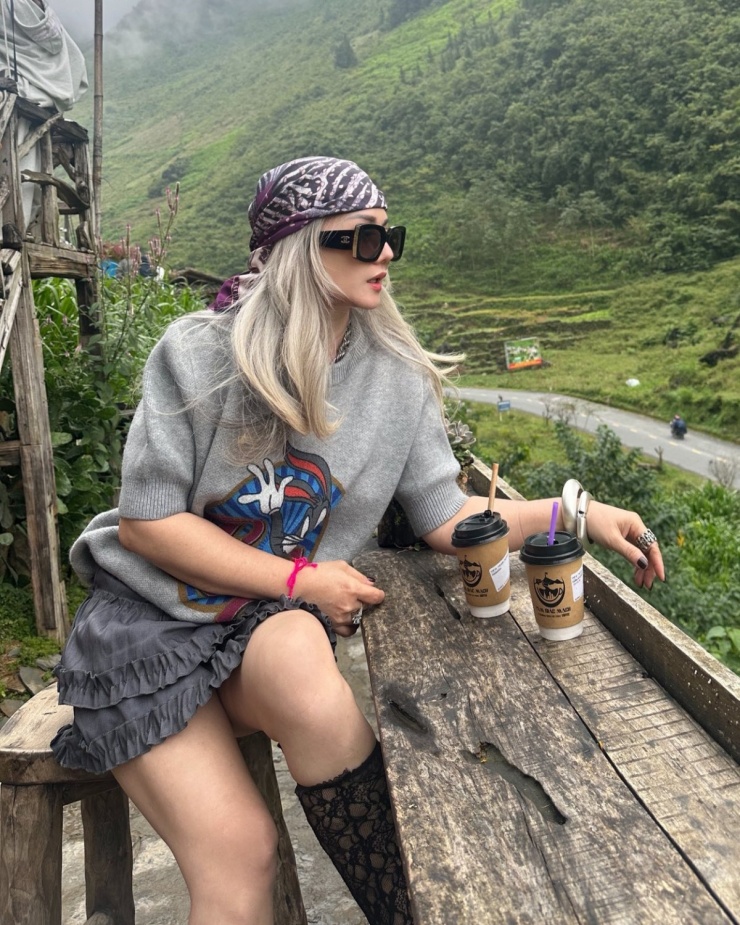 Nhiều kiểu mốt của Gen Z được quý cô trung niên cập nhật, tạo nên diện mạo 'hack' tuổi. Dưới những bức hình của Thu Đinh, nhiều khán giả cho rằng khó đoán tuổi thật của chị.