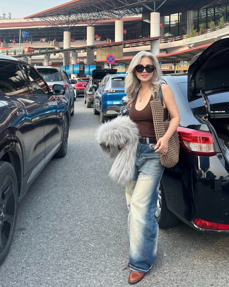 Nhờ có vóc dáng mảnh mai, Thu Đinh thường xuyên diện áo tank top, quần jeans năng động, khoe khéo vòng eo thon.