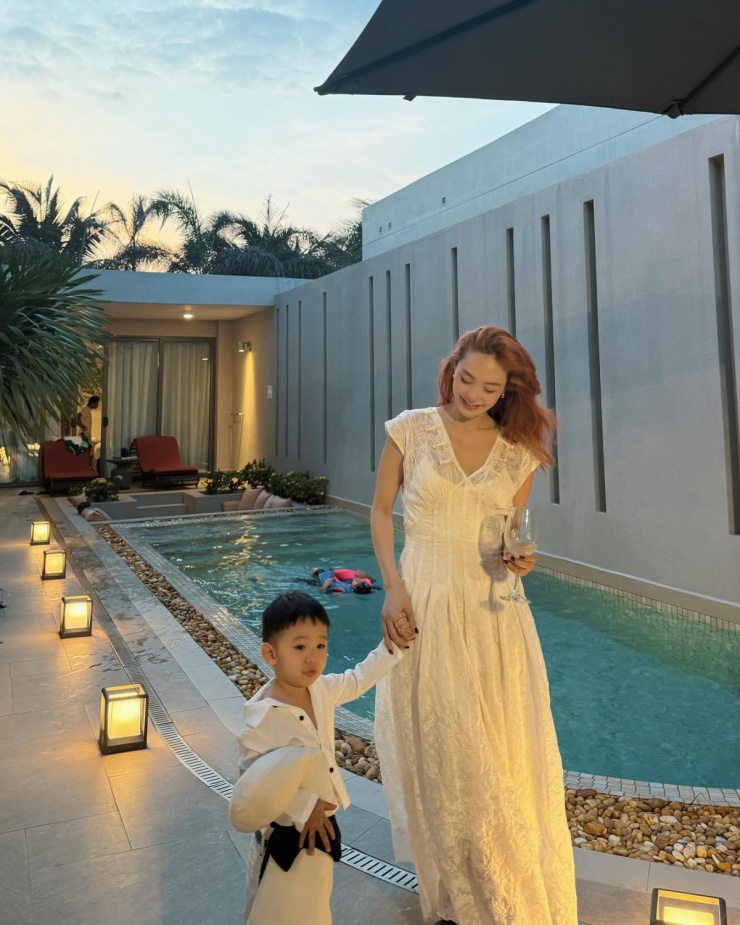 Ảnh sao 16/3: Quốc Trường tình tứ tựa đầu lên vai Ngọc Trinh - 10