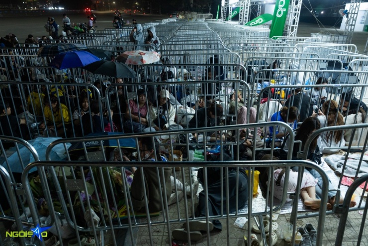 Fan nằm đất xuyên đêm, bám rào chờ xem concert 'Anh trai say hi' - 2