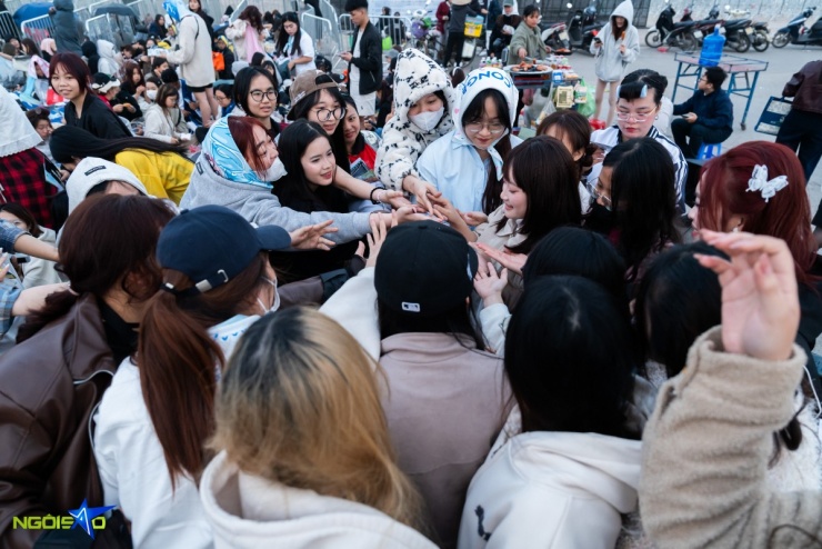 Fan nằm đất xuyên đêm, bám rào chờ xem concert 'Anh trai say hi' - 10