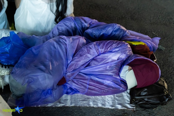 Fan nằm đất xuyên đêm, bám rào chờ xem concert 'Anh trai say hi' - 6