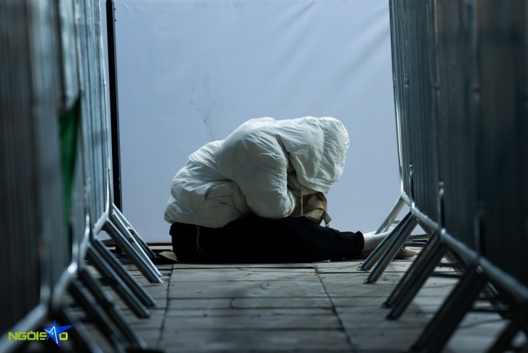 Fan nằm đất xuyên đêm, bám rào chờ xem concert 'Anh trai say hi' - 7