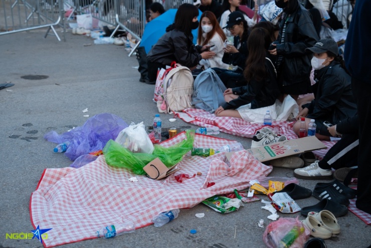 Fan nằm đất xuyên đêm, bám rào chờ xem concert 'Anh trai say hi' - 11