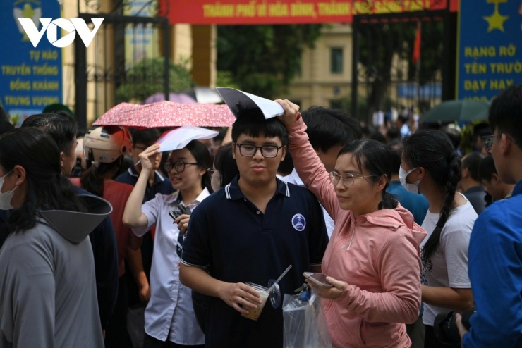 Học phí tăng nhanh có thể trở thành gánh nặng với phụ huynh và ảnh hưởng cơ hội học tập của học sinh