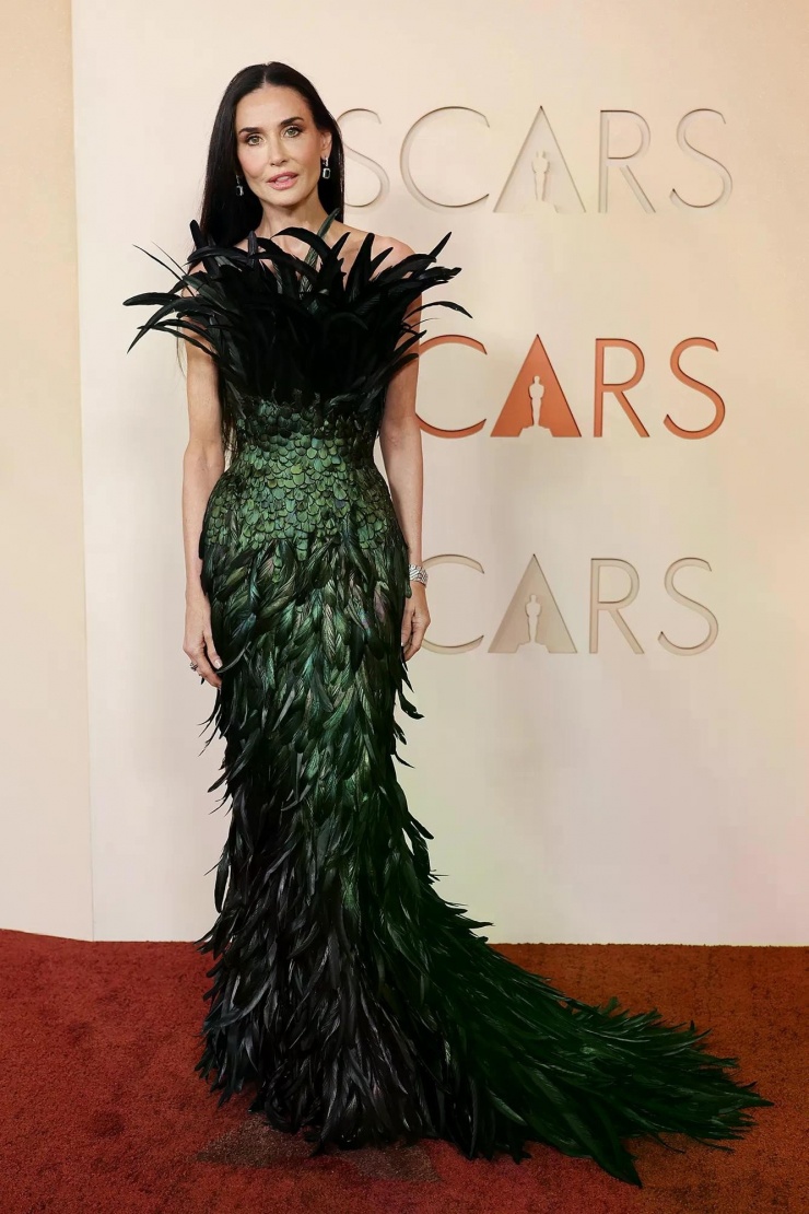 Demi Moore, nữ minh tinh gạo cội năm ngoái được đề cử nhờ vai diễn táo bạo trong The Substance, xuất hiện đầy ấn tượng trong bộ trang phục lông vũ cầu kỳ của Gucci.