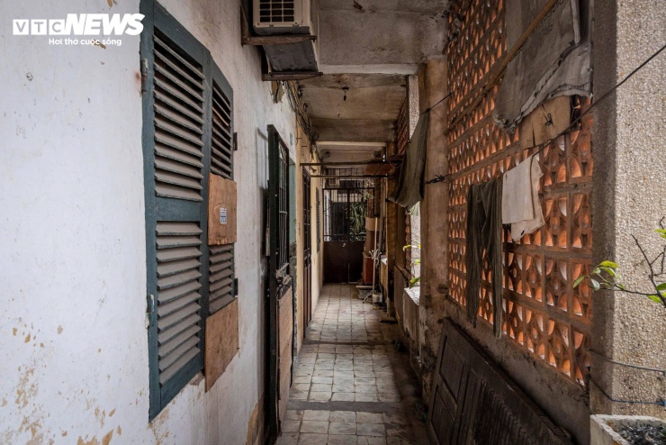 Dọc các dãy nhà, những hành lang hẹp với tường cũ bong tróc, nhiều khu vực ẩm mốc và nặng mùi do thấm nước lâu ngày vẫn là không gian sinh hoạt quen thuộc của nhiều hộ dân.