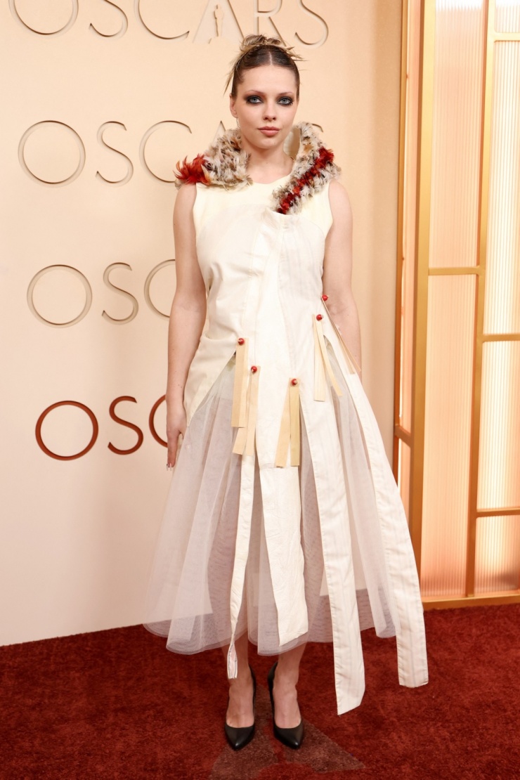 Trang phục của diễn viên Lea Myren mang nét kỳ quặc với phần viền lông chim quanh cổ.