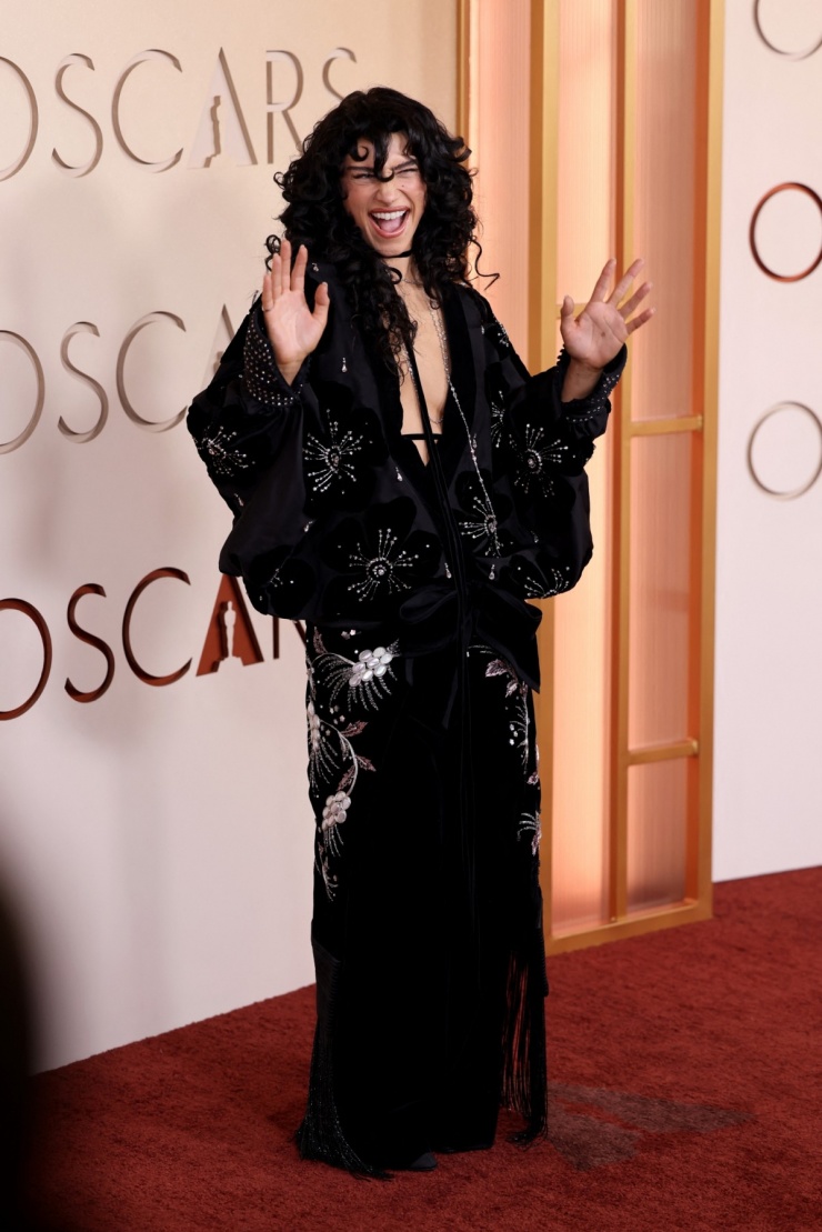 Trang phục và kiểu tóc xù buông xõa của diễn viên Odessa A'zion khiến cô trông già hơn.