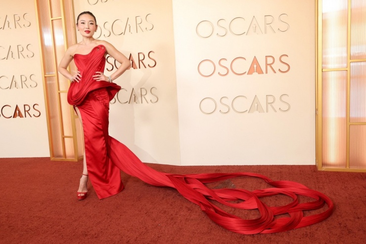 Diễn viên Li Jun Li chọn đầm peplum của Gaurav Gupta. Phần đuôi gồm những dải lụa đan vào nhau, được cho là khó hiểu và gây rối mắt.