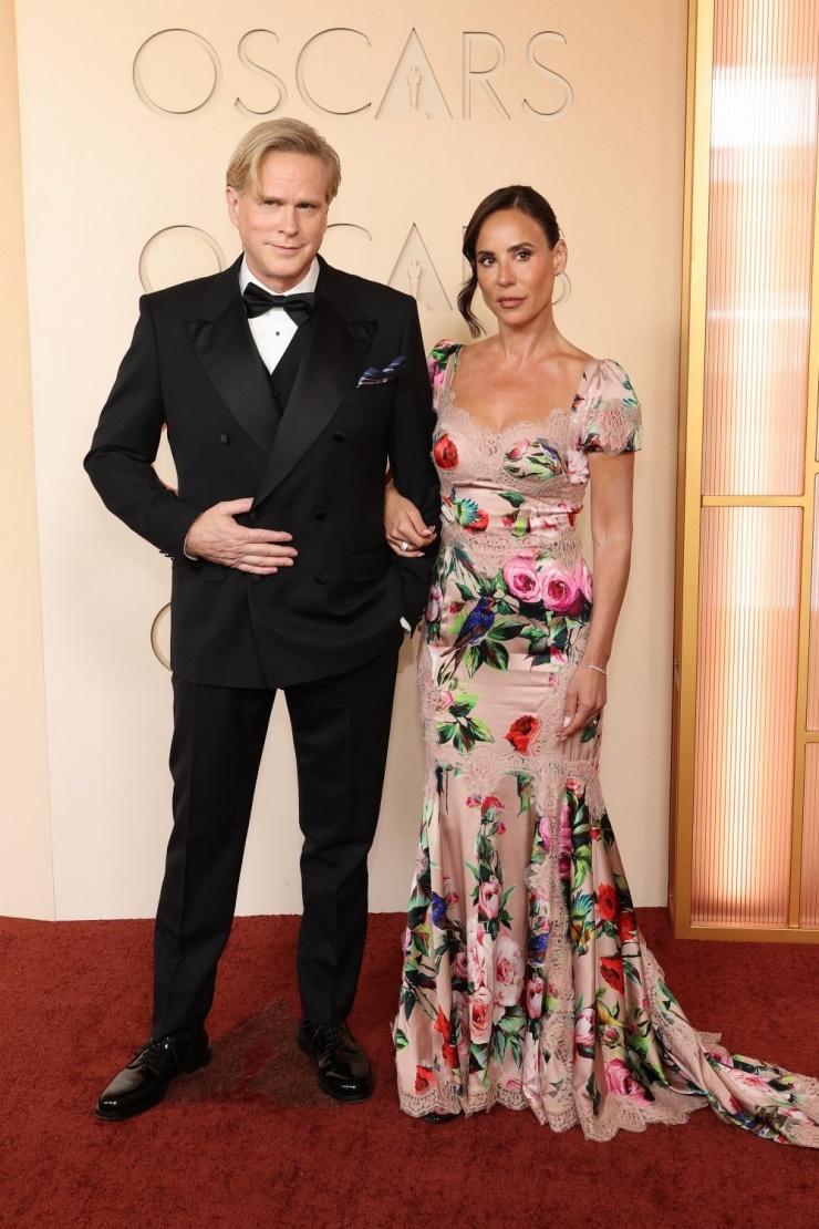 Lisa Marie Kubikoff - vợ diễn viên Cary Elwes - trong bộ đầm đuôi cá bằng lụa in hoa. Theo WWD, trang phục gợi liên tưởng đến các bộ váy trong kỳ nghỉ dưỡng hoặc ở nhà.