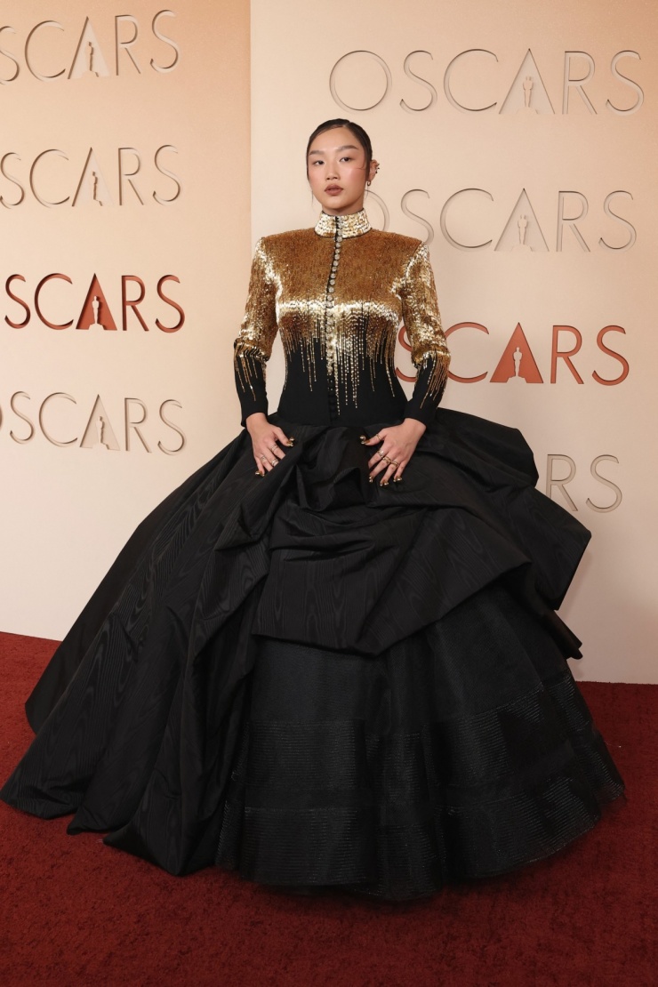 Đầm của diễn viên Audrey Nuna được thực hiện kỳ công với cấu trúc phức tạp, thể hiện nét cổ điển. Tuy nhiên, các chuyên gia cho rằng thiết kế toát lên vẻ khô cứng, trong khi thảm đỏ Oscar phù hợp những bộ đầm lộng lẫy và quyến rũ.