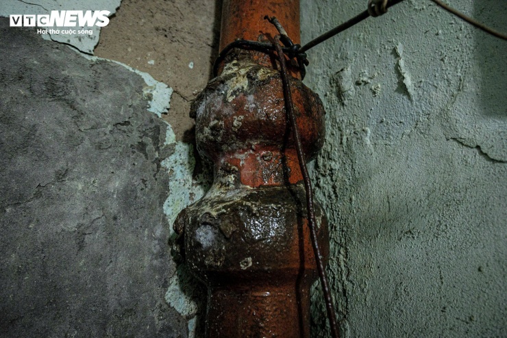 Không chỉ sống trong không gian chật hẹp và xuống cấp, nhiều cư dân tại các khu tập thể như Kim Liên, Trung Tự và Khương Thượng còn lo ngại về tình trạng cũ kỹ của hệ thống phòng cháy chữa cháy trong tòa nhà.