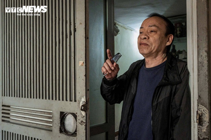 Ông Đỗ Minh Đức, cư dân khu tập thể Khương Thượng, cho biết căn hộ rộng khoảng 30m² của gia đình từng được sửa lại cách đây hơn 10 năm. “Chúng tôi từng trát lại tường và chống thấm, nhưng chỉ một thời gian sau, nước lại thấm xuống trần, tường bắt đầu nứt và mốc trở lại. Nhà cũ quá rồi nên sửa kiểu gì cũng chỉ được tạm thời, sửa được chỗ này thì lại hỏng chỗ kia”, ông Đức nói.