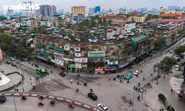 Dù đã xuống cấp, giá căn hộ tại các khu tập thể này vẫn ở mức cao. Khảo sát trên một số diễn đàn và trang rao bán bất động sản cho thấy nhiều căn hộ tại đây được chào bán phổ biến 60-70 triệu đồng/m², phản ánh lợi thế vị trí trung tâm, nhưng cũng tạo nên nghịch lý khi những căn nhà cũ kỹ vẫn có giá không hề thấp trên thị trường.