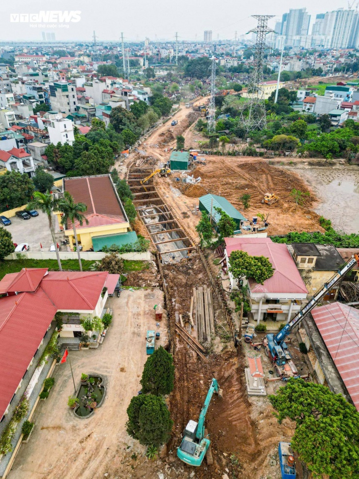 Từ đường Phạm Văn Đồng đến đầu nguồn sông Tô Lịch, dự án xây dựng tuyến cống ngầm dài khoảng 3.969m, đi dọc theo các tuyến đường Hoàng Minh Thảo và Võ Chí Công, kết nối tới cống Hoàng Quốc Việt để dẫn nước bổ cập cho sông. Hệ thống cống hộp được thiết kế với kích thước 3x3m.