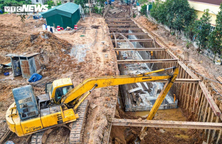 Theo thông tin từ Ban Quản lý dự án, đoạn kênh từ Thụy Phương đến đường Phạm Văn Đồng hiện đang triển khai nhiều tổ thi công cùng lúc. Các công đoạn đều được thực hiện đồng thời nhằm bảo đảm tiến độ của dự án.