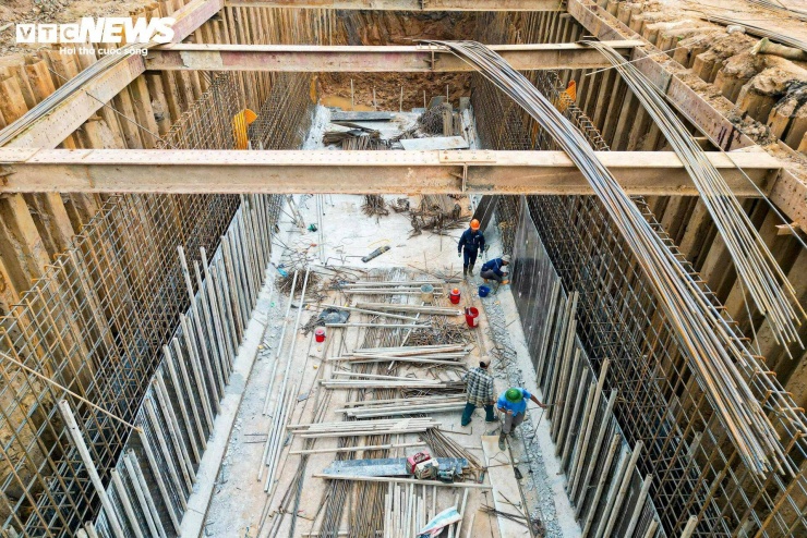 Tại công trường, các hạng mục như đóng cừ thép, đào đất lòng kênh, thi công dầm đáy...được triển khai song song để đẩy nhanh tiến độ.