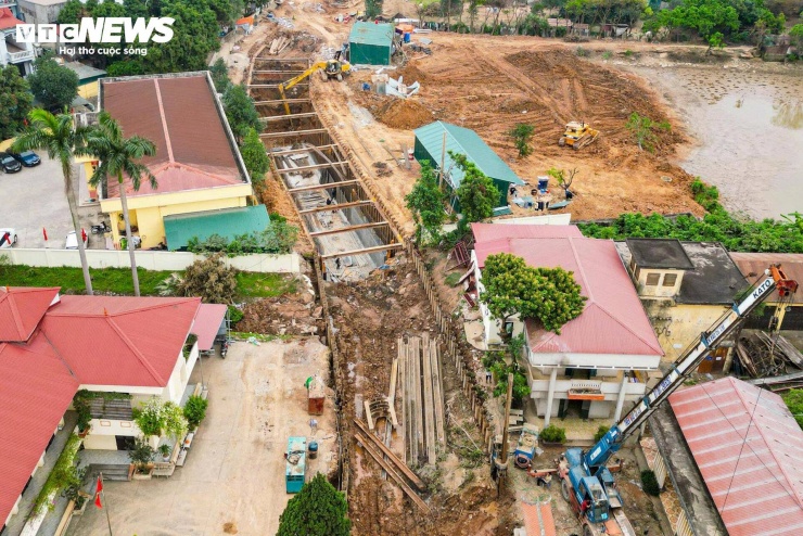 Bên cạnh việc thi công, công tác giải phóng mặt bằng và di dời hạ tầng kỹ thuật cũng đang được các đơn vị triển khai để tạo điều kiện cho nhà thầu có đủ mặt bằng thi công. Trong quá trình thực hiện, các đơn vị thi công được yêu cầu bảo đảm vệ sinh môi trường, hạn chế ảnh hưởng tới sinh hoạt của người dân trong khu vực.