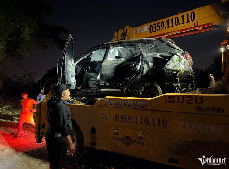 Ô tô gặp nạn được lực lượng cứu hộ đưa lên bờ