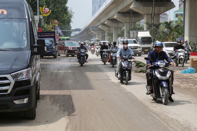 Xe tải làm rơi đất trên đường, CSGT truy tận công trường xử lý - 2