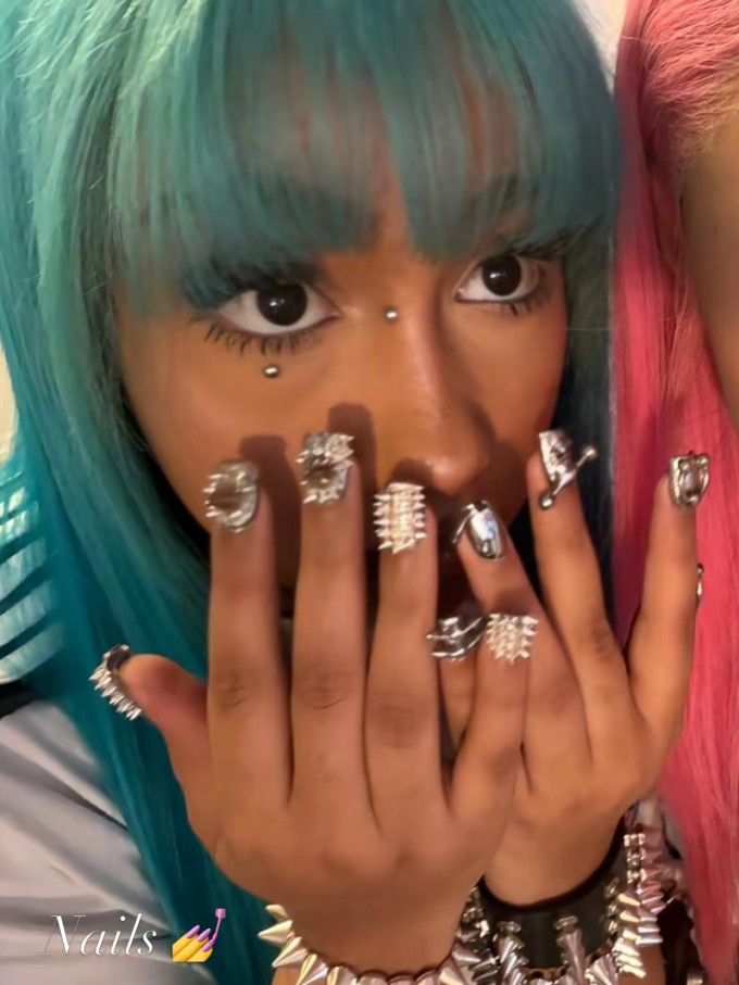 Con gái Kim rất chuộng làm đẹp móng tay với các phụ kiện cầu kỳ, cá tính.