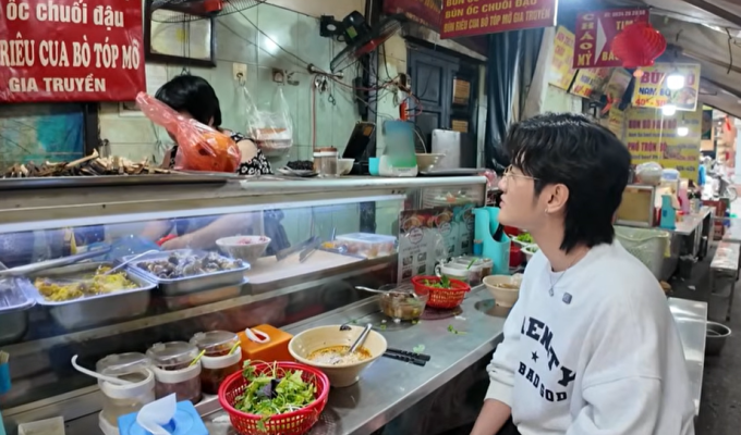 TikToker Quan Không Gờ trải nghiệm ăn bún riêu ở chợ Đồng Xuân. Ảnh cắt từ clip