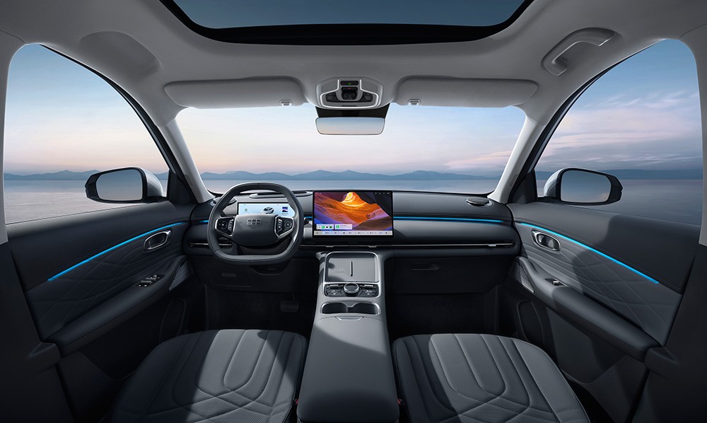 Nội thất bên trong xe mang phong cách tối giản với màn hình trung tâm lớn và đèn viền tinh tế.