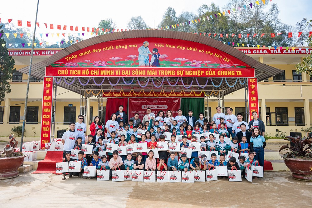 Đội ngũ Home Credit và các đối tác tại Lễ khánh thành lớp học mới tại trường Phổ thông Dân tộc bán trú Tiểu học và THCS Tân Lập (Điện Biên)